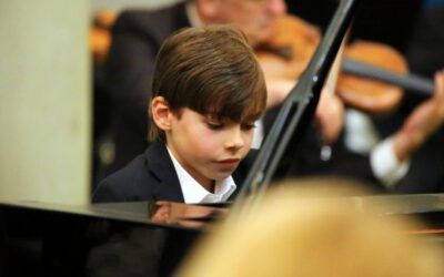8. Mai: 14jähriger Pianist spielt für Ukraine