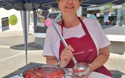 Mit Kochtöpfen, Luftballons und Lutherbonbons